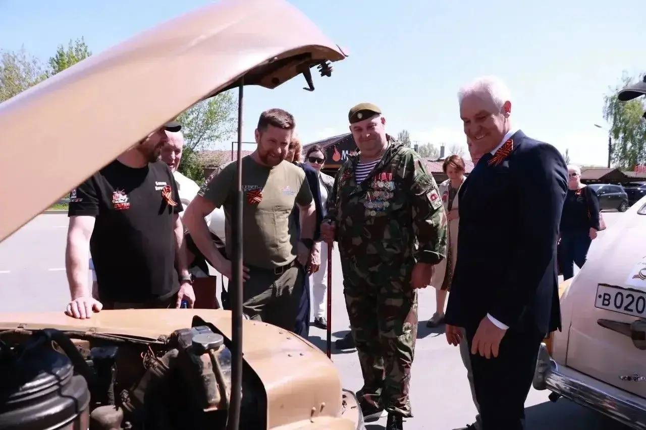 В Саратове встретили медиаэкспедицию на раритетных «Победах»